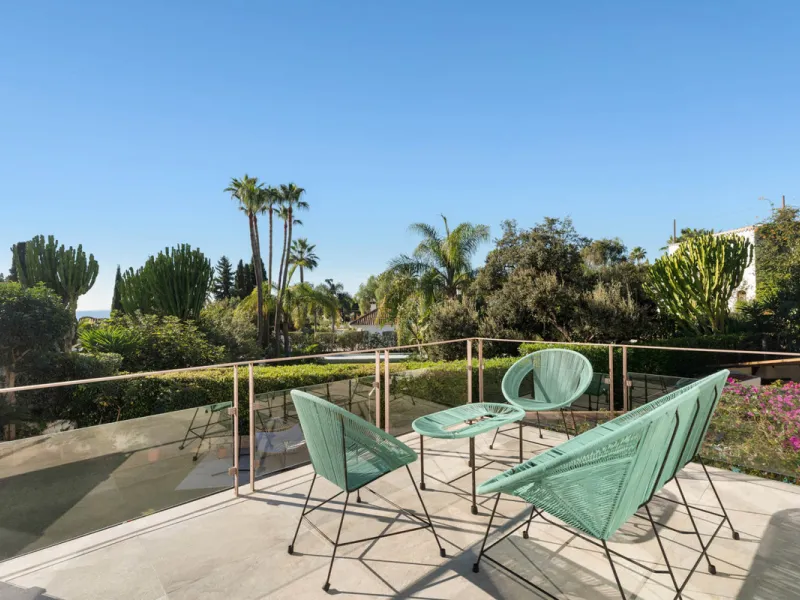 This refined villa in El Rosario offers privacy, comfort and Mediterranean living on a 1,097 m² plot with a total of 342 m² built. Its south-west orientation ensures bright interiors and beautiful sunset views.