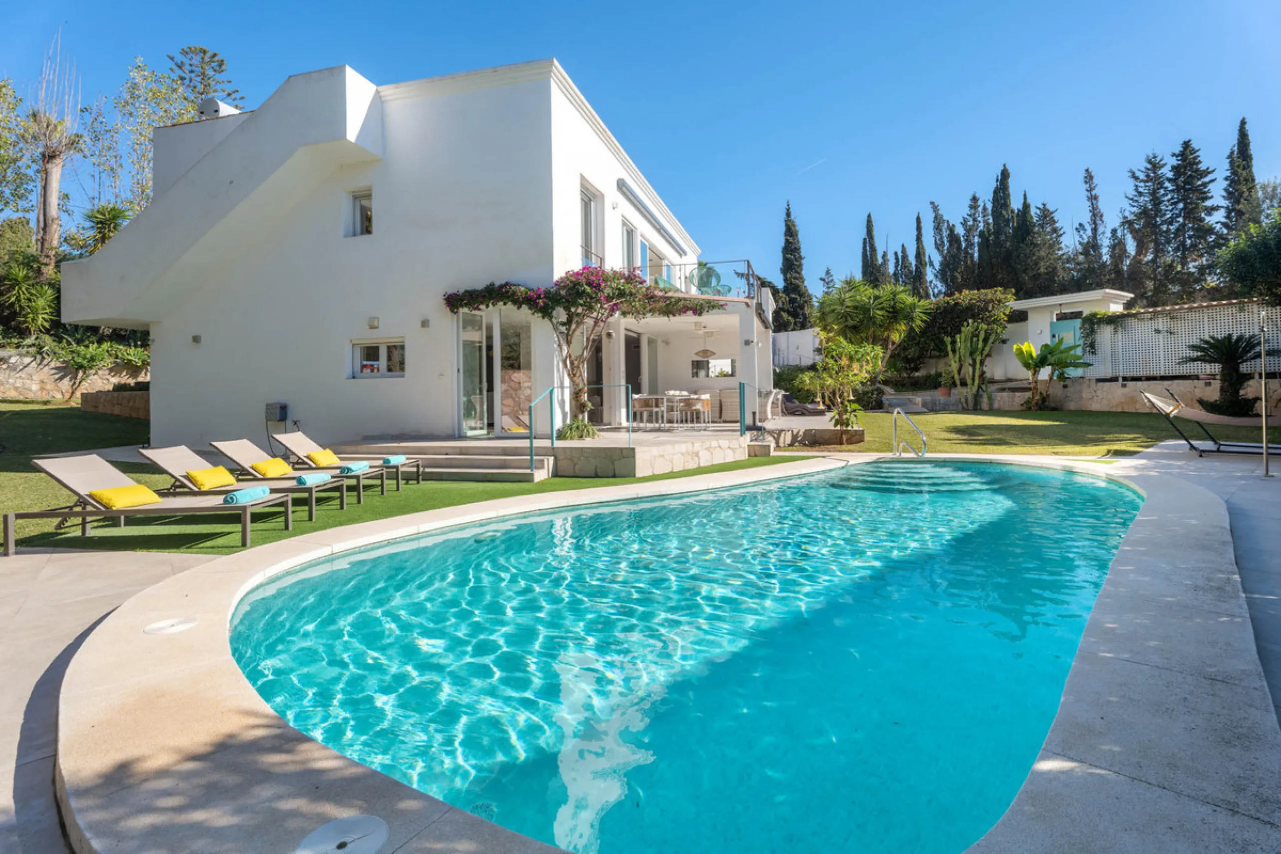 This refined villa in El Rosario offers privacy, comfort and Mediterranean living on a 1,097 m² plot with a total of 342 m² built. Its south-west orientation ensures bright interiors and beautiful sunset views.