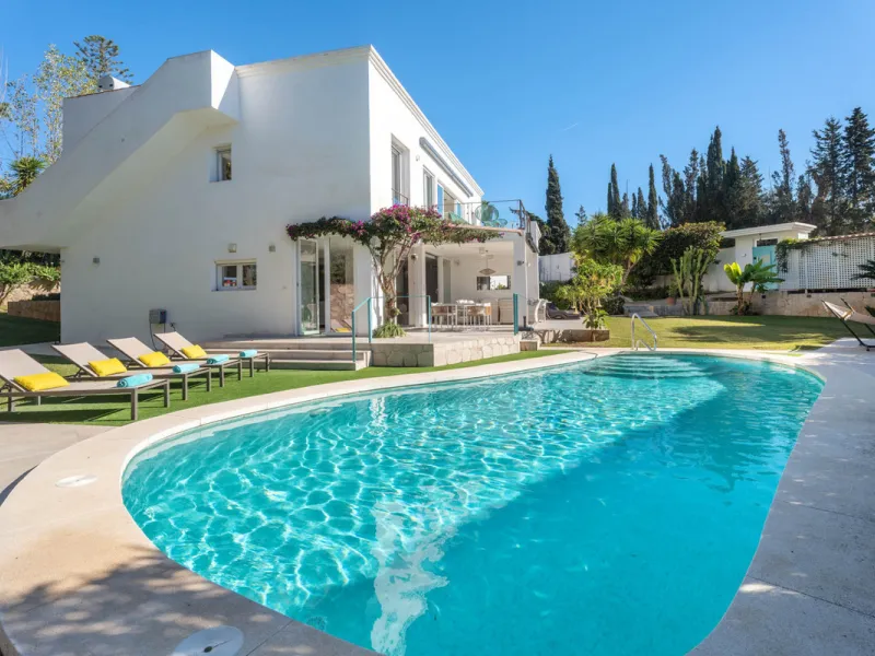 This refined villa in El Rosario offers privacy, comfort and Mediterranean living on a 1,097 m² plot with a total of 342 m² built. Its south-west orientation ensures bright interiors and beautiful sunset views.