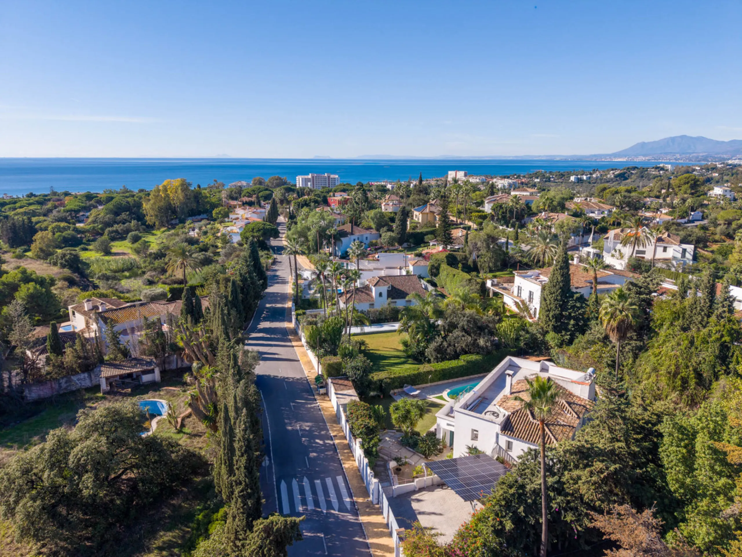 This refined villa in El Rosario offers privacy, comfort and Mediterranean living on a 1,097 m² plot with a total of 342 m² built. Its south-west orientation ensures bright interiors and beautiful sunset views.