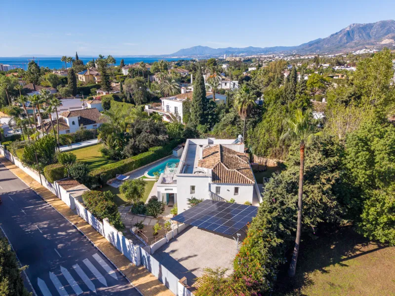 This refined villa in El Rosario offers privacy, comfort and Mediterranean living on a 1,097 m² plot with a total of 342 m² built. Its south-west orientation ensures bright interiors and beautiful sunset views.