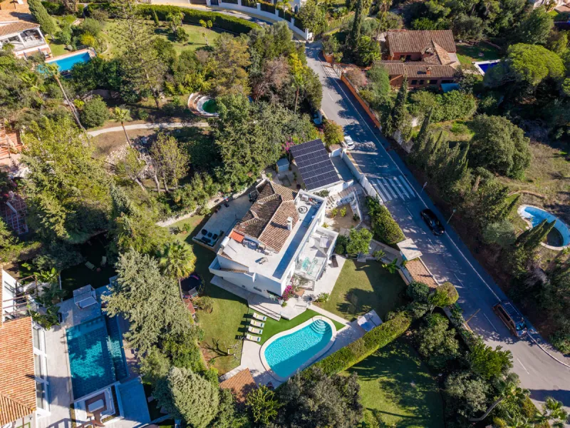 This refined villa in El Rosario offers privacy, comfort and Mediterranean living on a 1,097 m² plot with a total of 342 m² built. Its south-west orientation ensures bright interiors and beautiful sunset views.