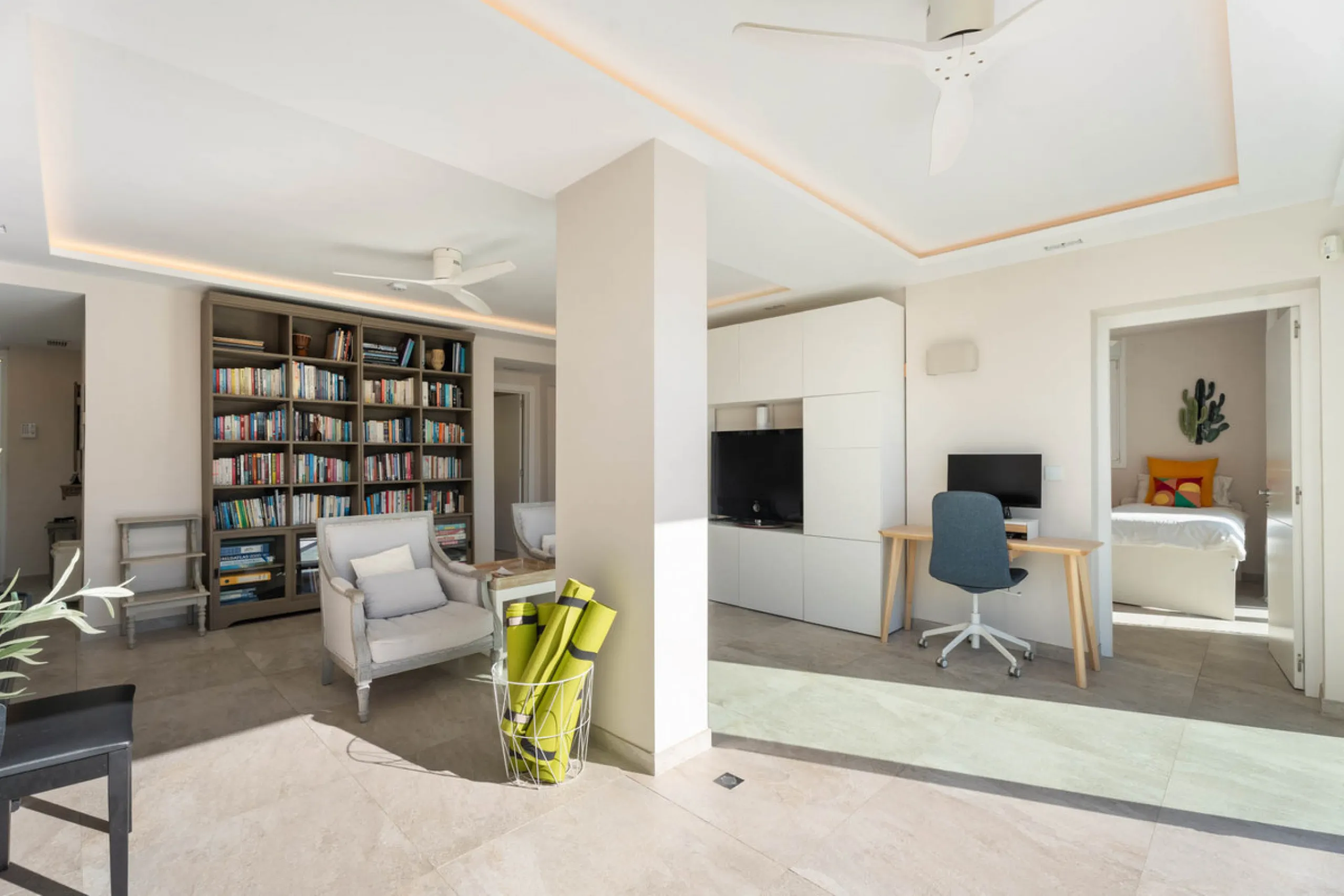 This refined villa in El Rosario offers privacy, comfort and Mediterranean living on a 1,097 m² plot with a total of 342 m² built. Its south-west orientation ensures bright interiors and beautiful sunset views.
