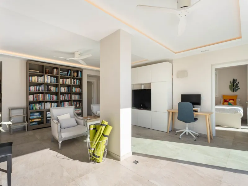 This refined villa in El Rosario offers privacy, comfort and Mediterranean living on a 1,097 m² plot with a total of 342 m² built. Its south-west orientation ensures bright interiors and beautiful sunset views.