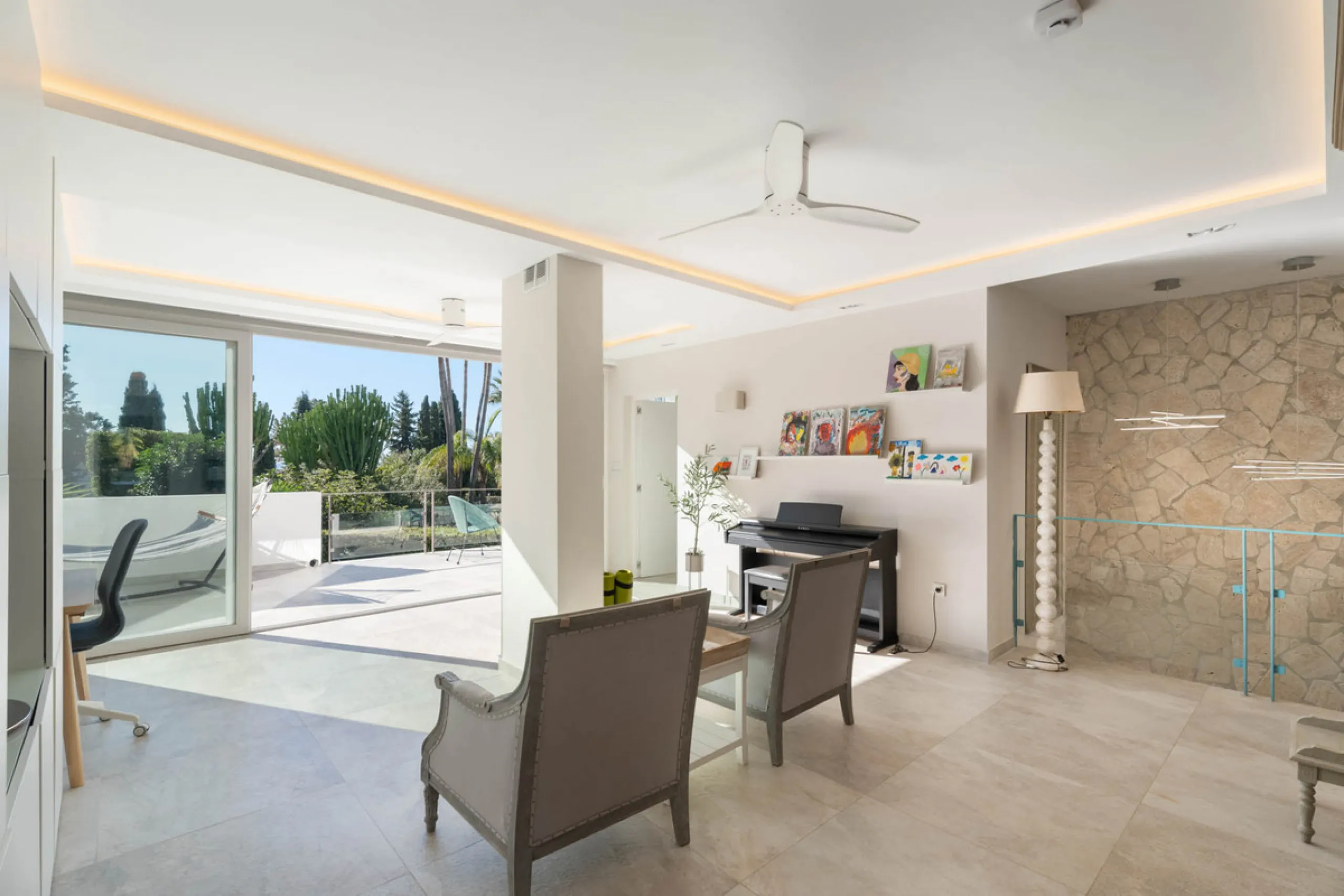 This refined villa in El Rosario offers privacy, comfort and Mediterranean living on a 1,097 m² plot with a total of 342 m² built. Its south-west orientation ensures bright interiors and beautiful sunset views.