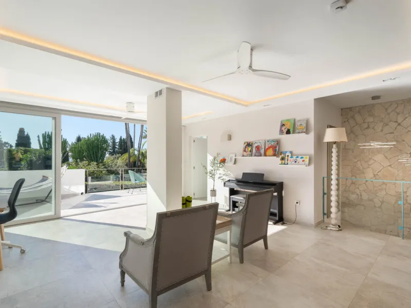 This refined villa in El Rosario offers privacy, comfort and Mediterranean living on a 1,097 m² plot with a total of 342 m² built. Its south-west orientation ensures bright interiors and beautiful sunset views.
