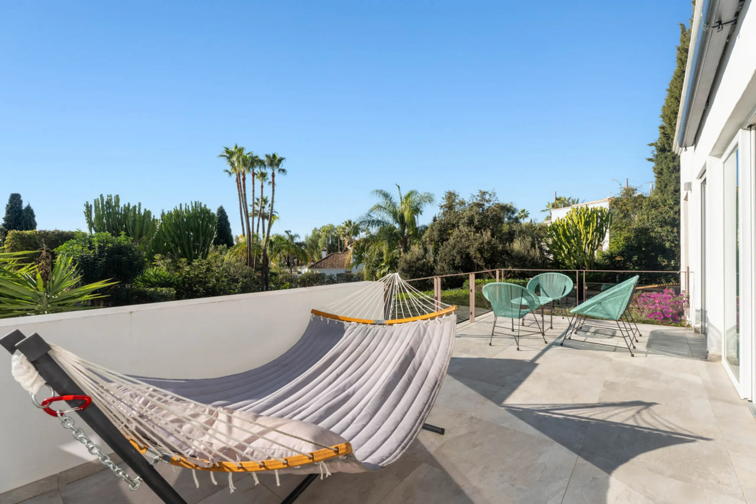 This refined villa in El Rosario offers privacy, comfort and Mediterranean living on a 1,097 m² plot with a total of 342 m² built. Its south-west orientation ensures bright interiors and beautiful sunset views.