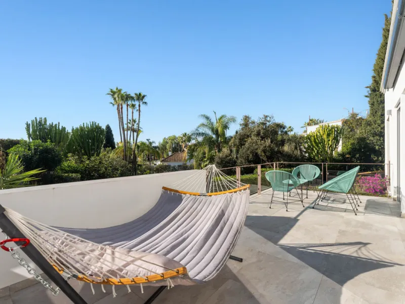 This refined villa in El Rosario offers privacy, comfort and Mediterranean living on a 1,097 m² plot with a total of 342 m² built. Its south-west orientation ensures bright interiors and beautiful sunset views.