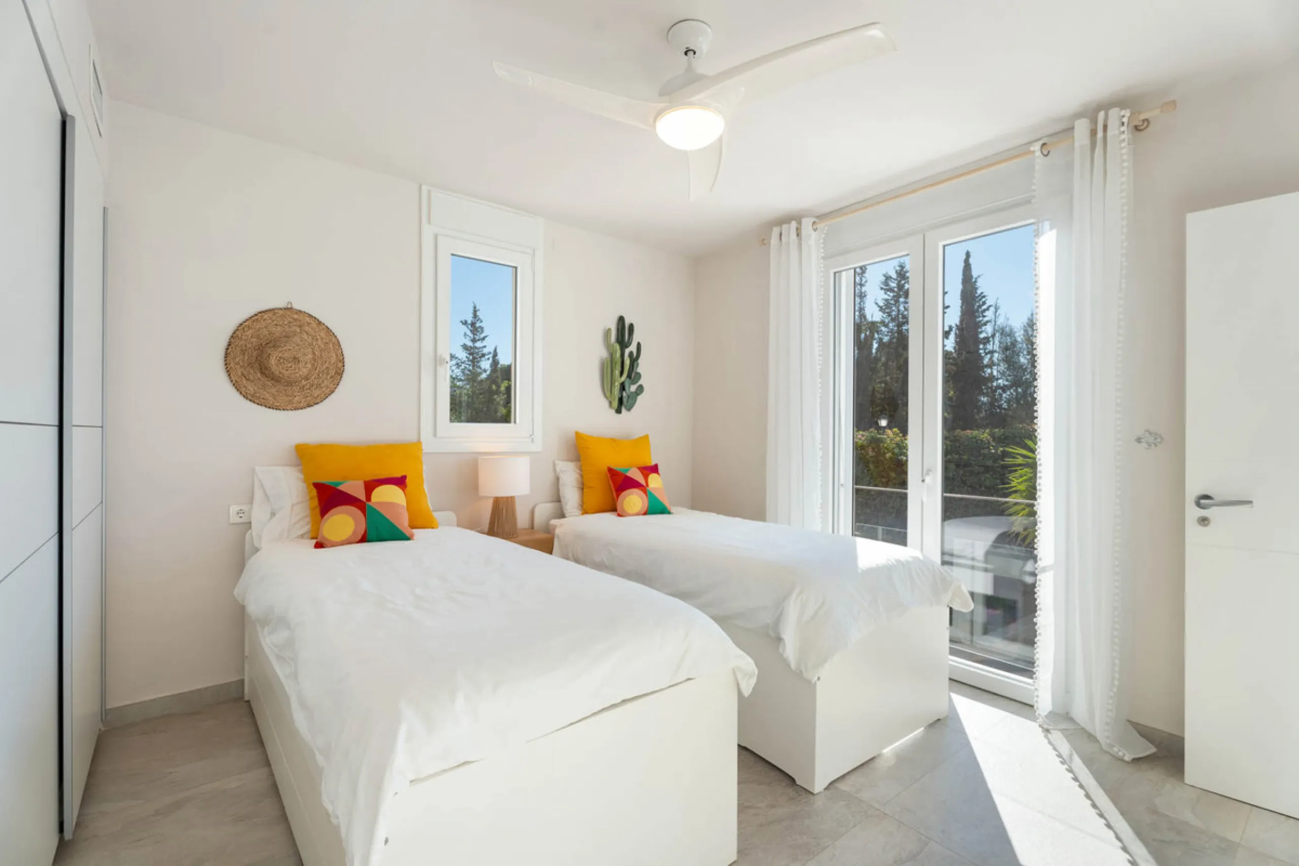 This refined villa in El Rosario offers privacy, comfort and Mediterranean living on a 1,097 m² plot with a total of 342 m² built. Its south-west orientation ensures bright interiors and beautiful sunset views.