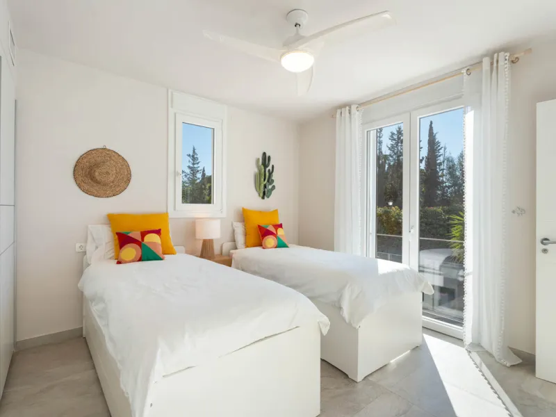 This refined villa in El Rosario offers privacy, comfort and Mediterranean living on a 1,097 m² plot with a total of 342 m² built. Its south-west orientation ensures bright interiors and beautiful sunset views.