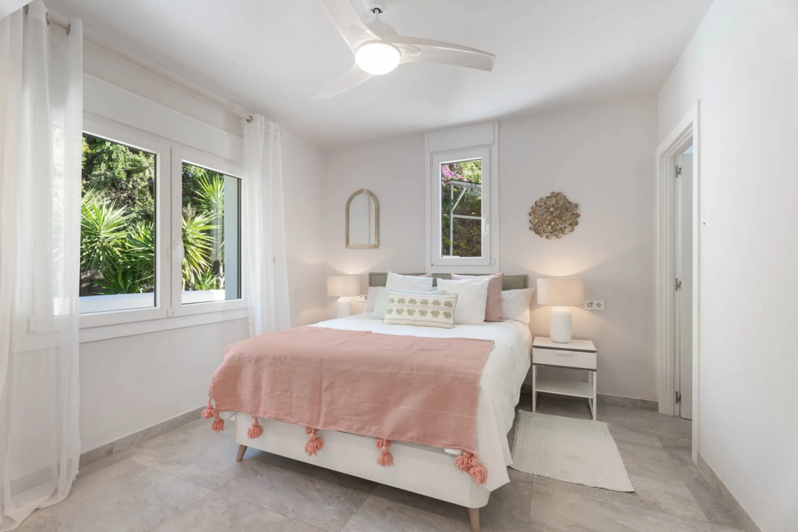 This refined villa in El Rosario offers privacy, comfort and Mediterranean living on a 1,097 m² plot with a total of 342 m² built. Its south-west orientation ensures bright interiors and beautiful sunset views.