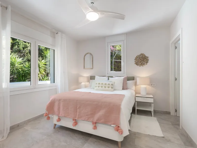 This refined villa in El Rosario offers privacy, comfort and Mediterranean living on a 1,097 m² plot with a total of 342 m² built. Its south-west orientation ensures bright interiors and beautiful sunset views.