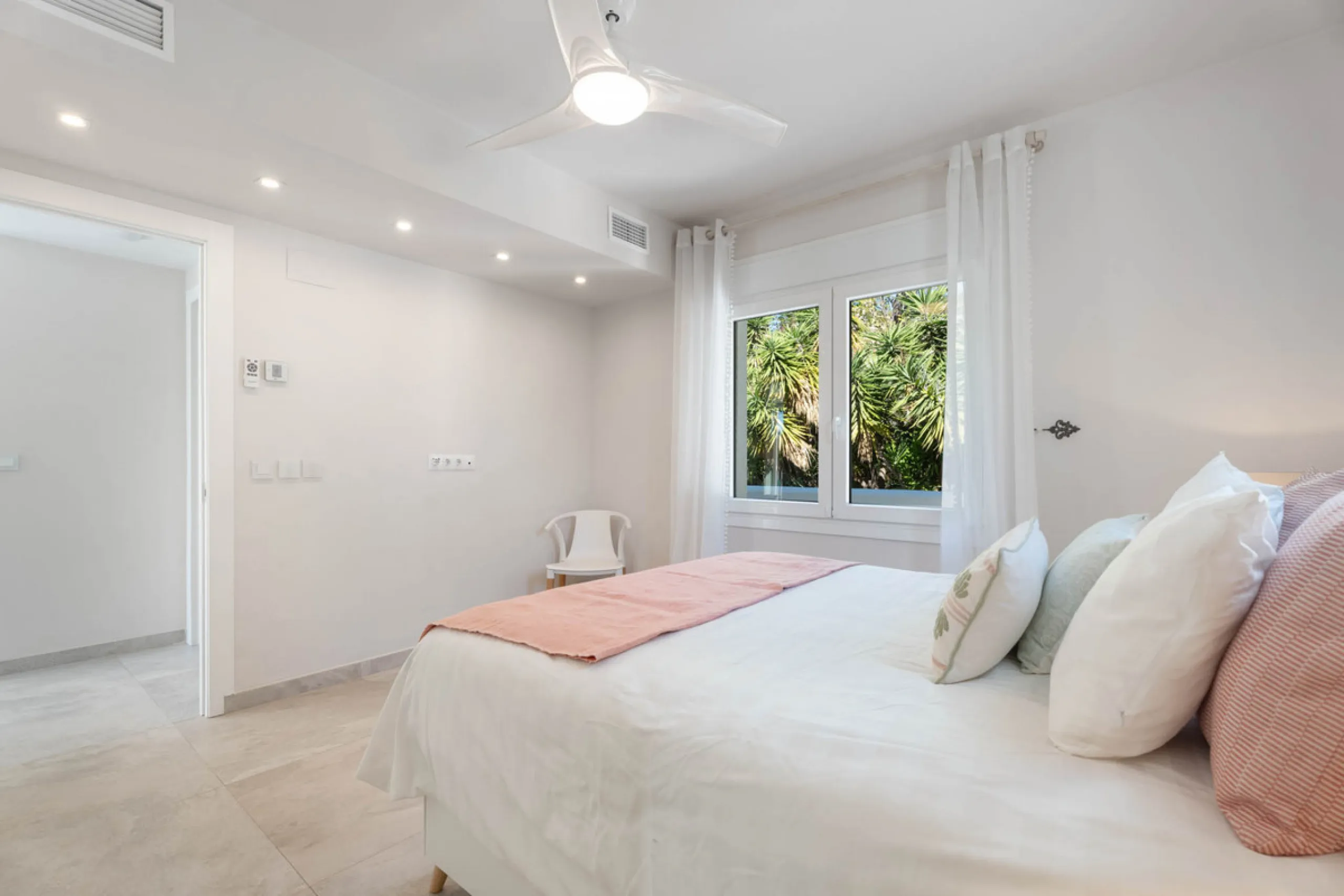This refined villa in El Rosario offers privacy, comfort and Mediterranean living on a 1,097 m² plot with a total of 342 m² built. Its south-west orientation ensures bright interiors and beautiful sunset views.