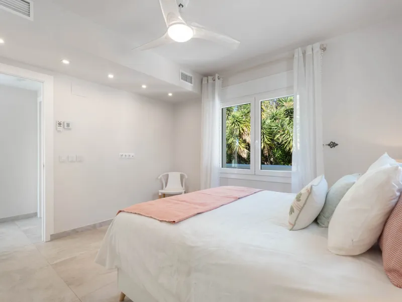 This refined villa in El Rosario offers privacy, comfort and Mediterranean living on a 1,097 m² plot with a total of 342 m² built. Its south-west orientation ensures bright interiors and beautiful sunset views.
