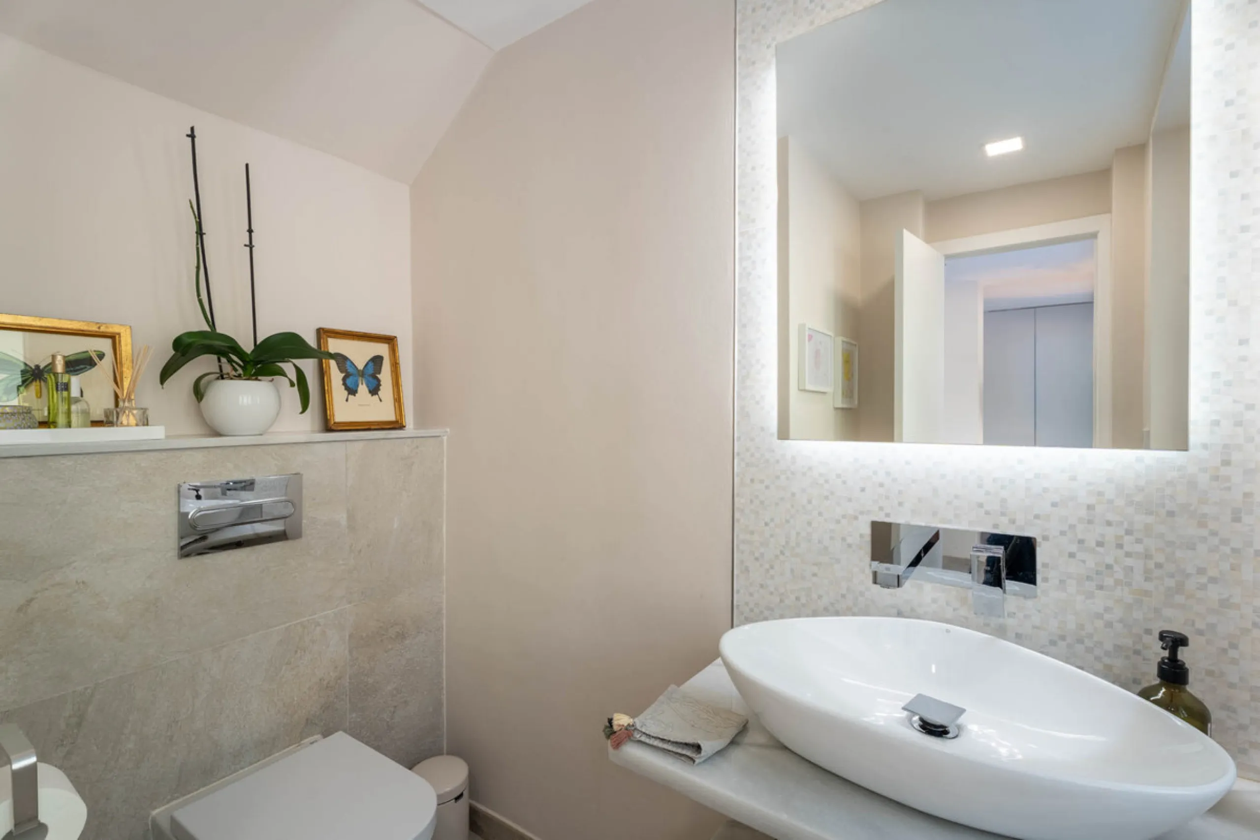 This refined villa in El Rosario offers privacy, comfort and Mediterranean living on a 1,097 m² plot with a total of 342 m² built. Its south-west orientation ensures bright interiors and beautiful sunset views.