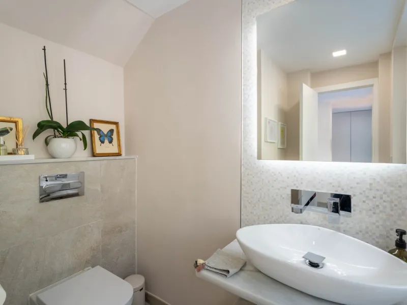 This refined villa in El Rosario offers privacy, comfort and Mediterranean living on a 1,097 m² plot with a total of 342 m² built. Its south-west orientation ensures bright interiors and beautiful sunset views.