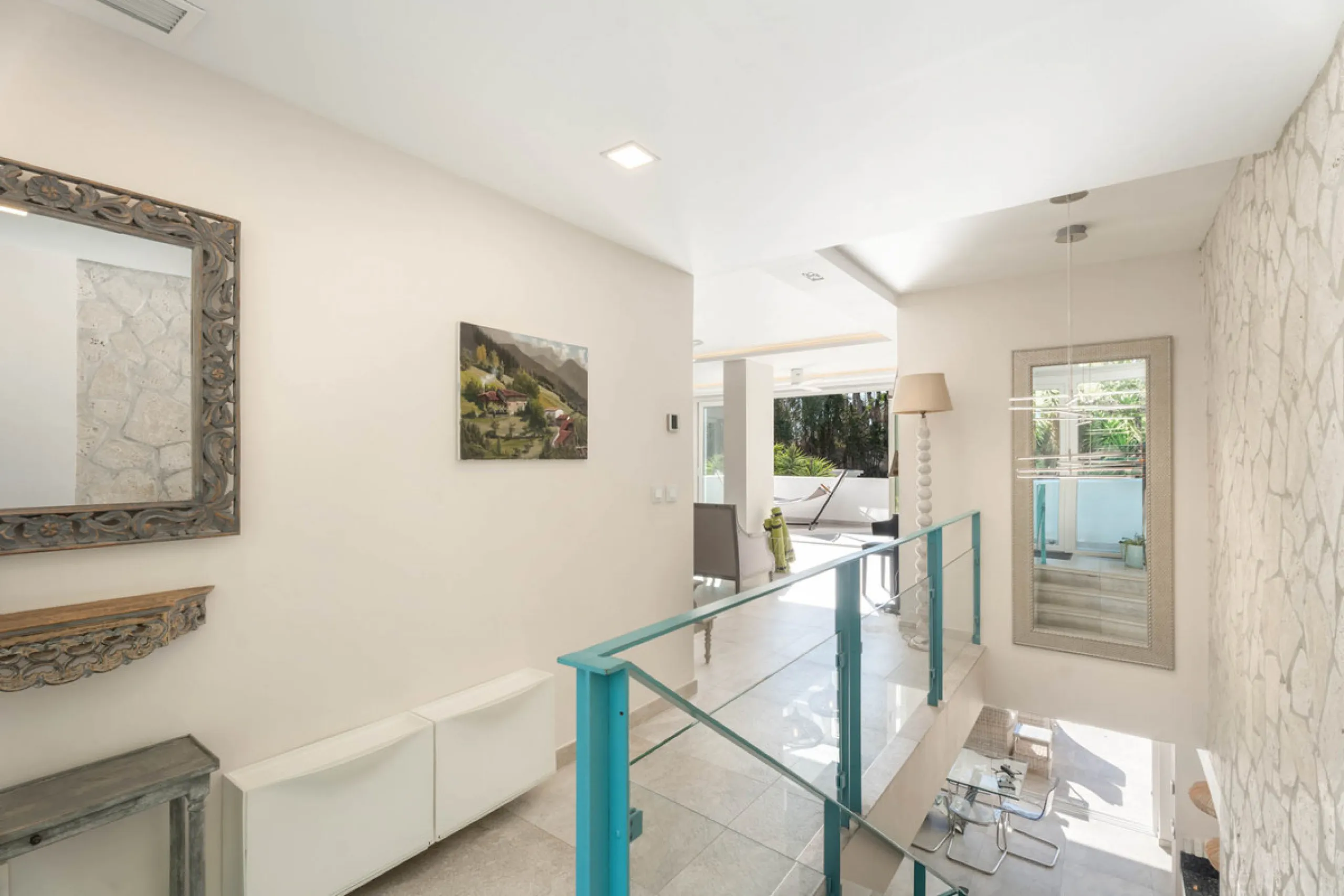 This refined villa in El Rosario offers privacy, comfort and Mediterranean living on a 1,097 m² plot with a total of 342 m² built. Its south-west orientation ensures bright interiors and beautiful sunset views.