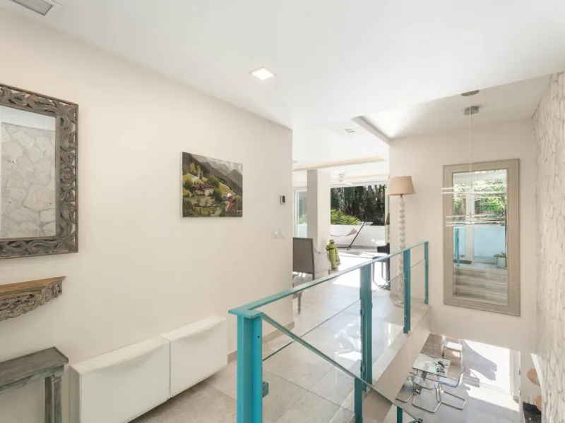 This refined villa in El Rosario offers privacy, comfort and Mediterranean living on a 1,097 m² plot with a total of 342 m² built. Its south-west orientation ensures bright interiors and beautiful sunset views.