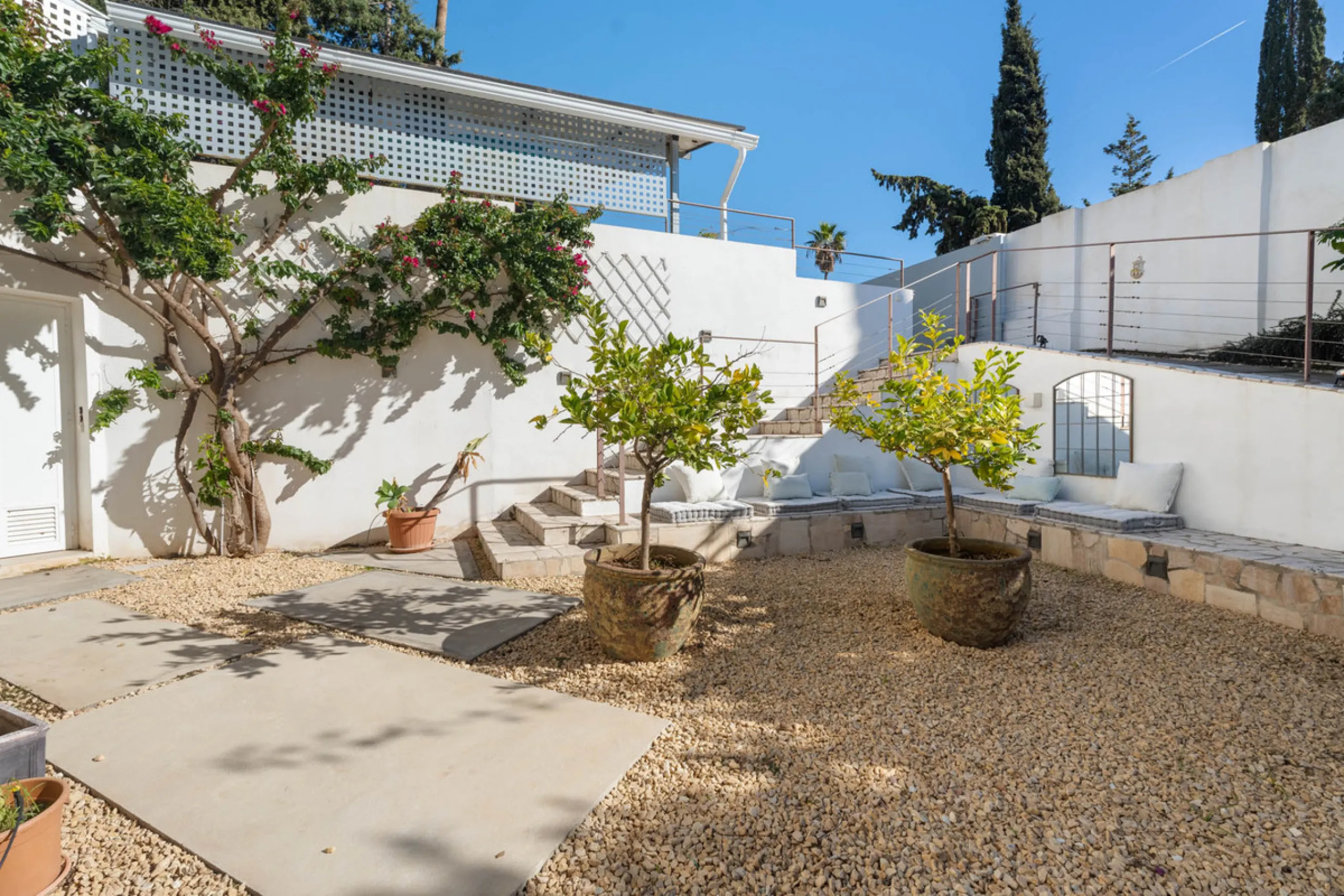 This refined villa in El Rosario offers privacy, comfort and Mediterranean living on a 1,097 m² plot with a total of 342 m² built. Its south-west orientation ensures bright interiors and beautiful sunset views.