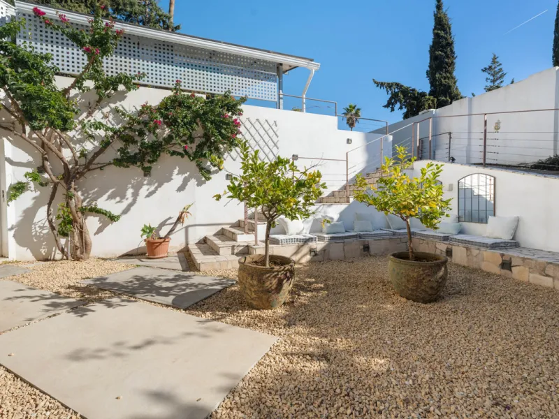This refined villa in El Rosario offers privacy, comfort and Mediterranean living on a 1,097 m² plot with a total of 342 m² built. Its south-west orientation ensures bright interiors and beautiful sunset views.
