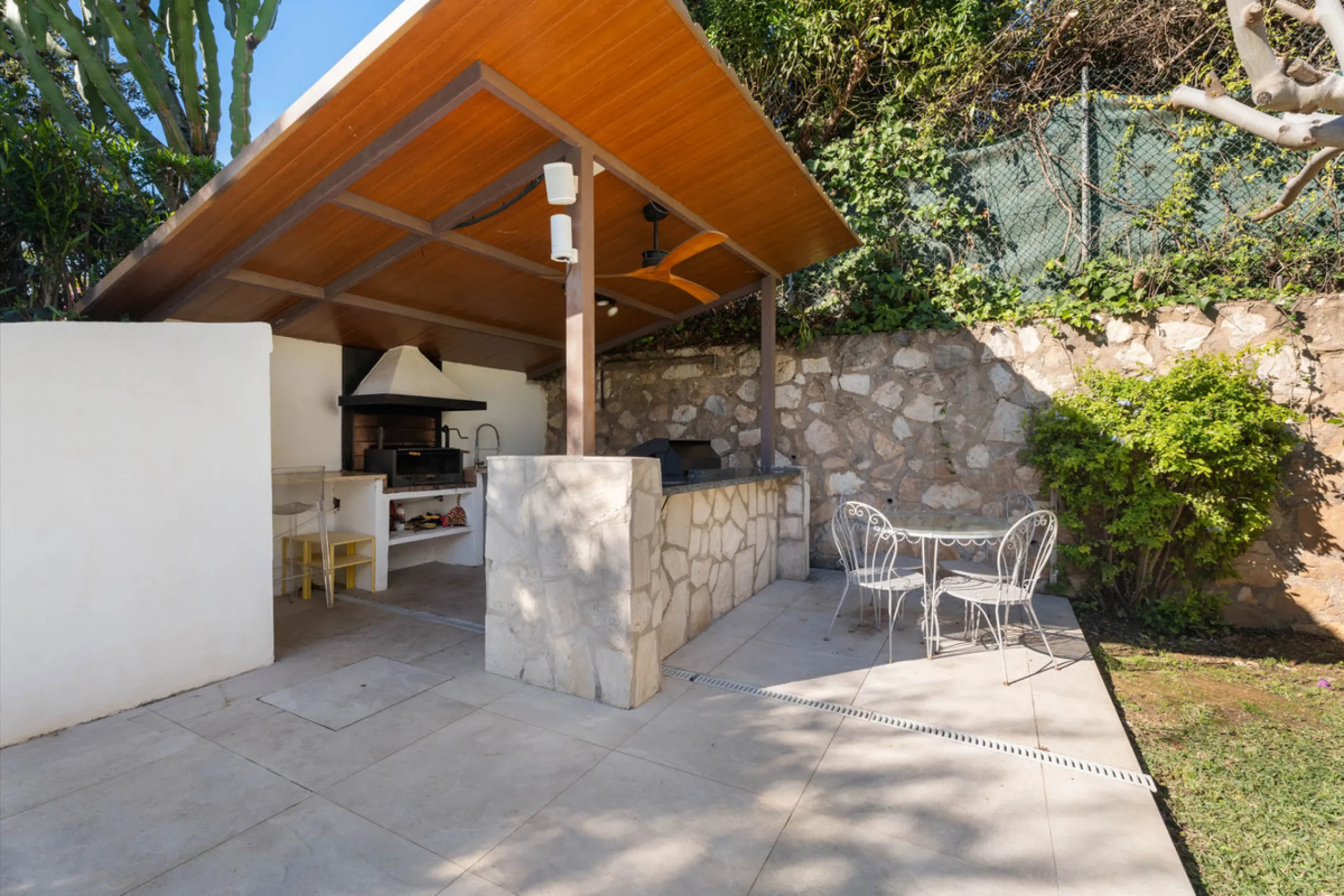 This refined villa in El Rosario offers privacy, comfort and Mediterranean living on a 1,097 m² plot with a total of 342 m² built. Its south-west orientation ensures bright interiors and beautiful sunset views.