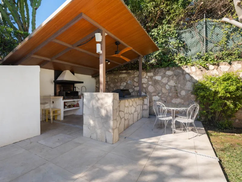 This refined villa in El Rosario offers privacy, comfort and Mediterranean living on a 1,097 m² plot with a total of 342 m² built. Its south-west orientation ensures bright interiors and beautiful sunset views.