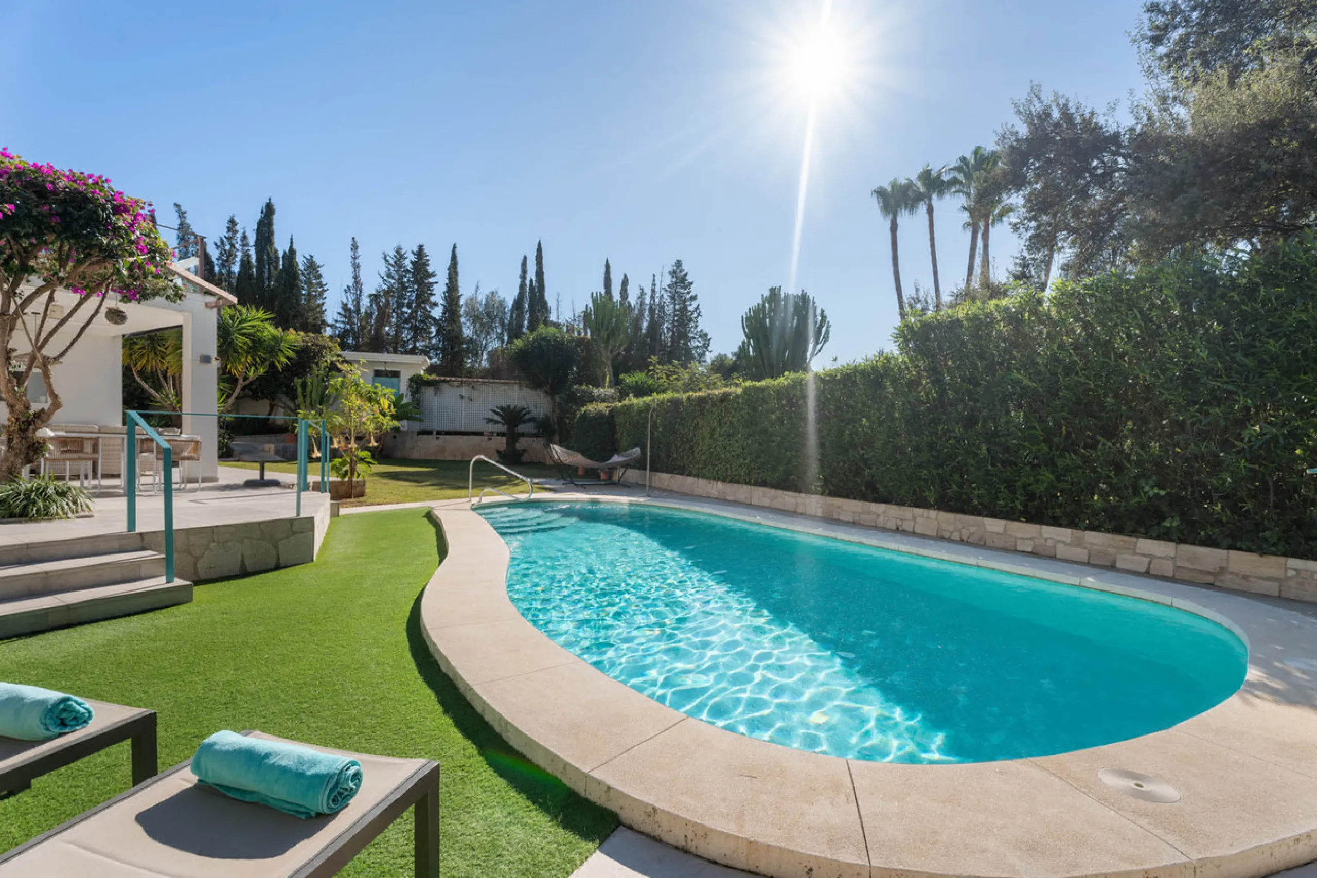 This refined villa in El Rosario offers privacy, comfort and Mediterranean living on a 1,097 m² plot with a total of 342 m² built. Its south-west orientation ensures bright interiors and beautiful sunset views.