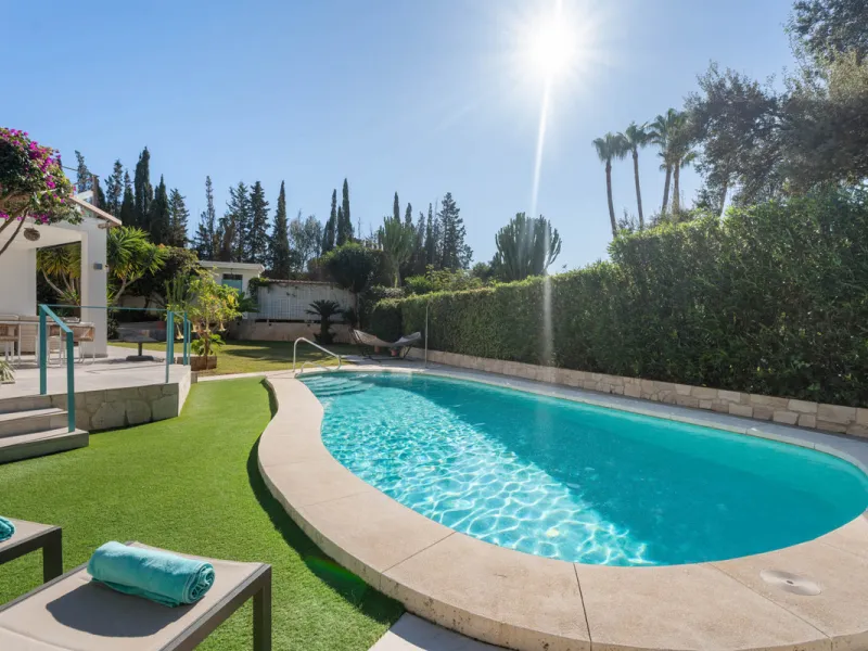 This refined villa in El Rosario offers privacy, comfort and Mediterranean living on a 1,097 m² plot with a total of 342 m² built. Its south-west orientation ensures bright interiors and beautiful sunset views.