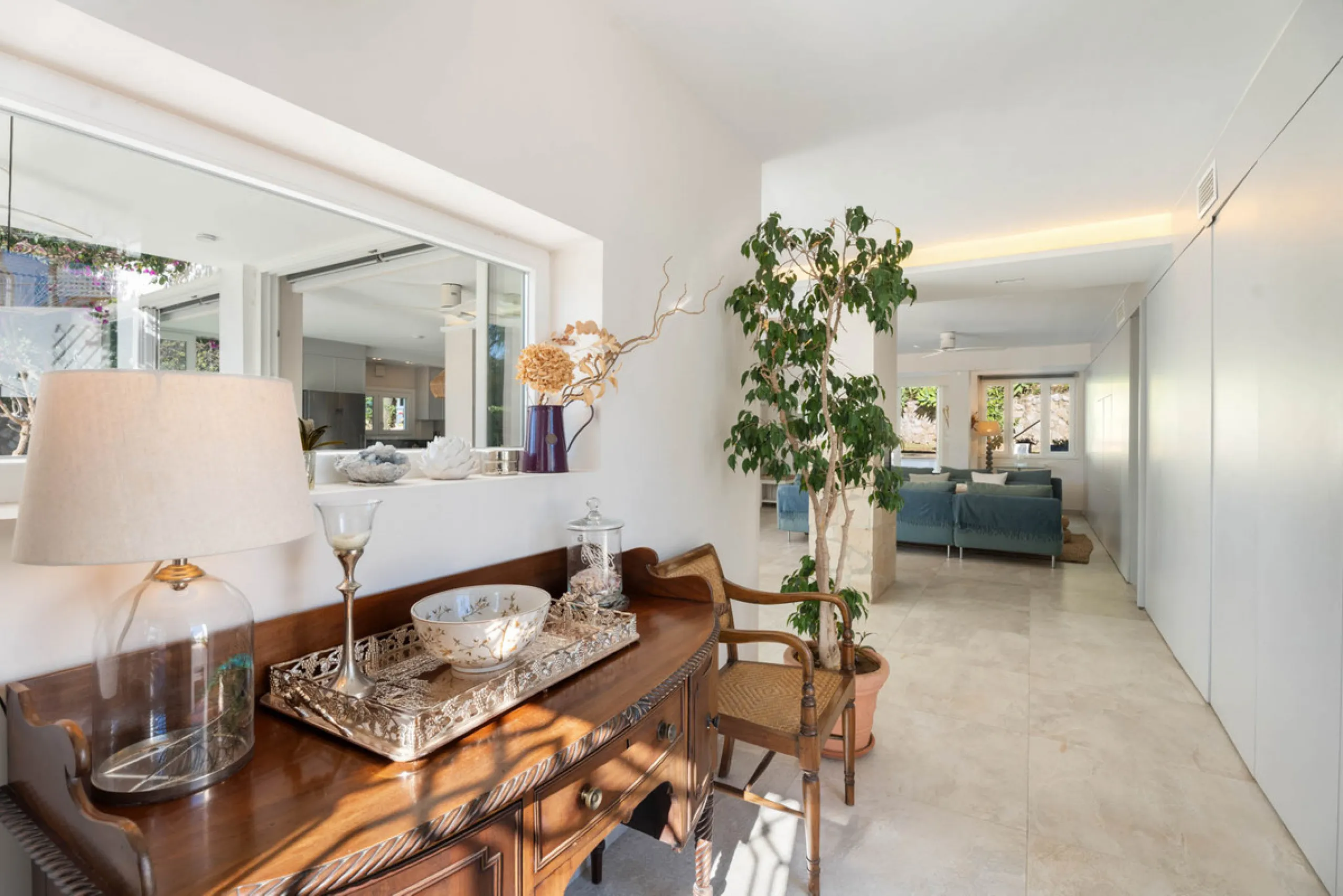 This refined villa in El Rosario offers privacy, comfort and Mediterranean living on a 1,097 m² plot with a total of 342 m² built. Its south-west orientation ensures bright interiors and beautiful sunset views.
