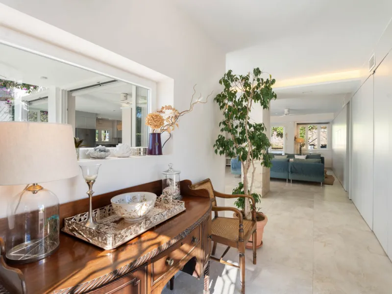 This refined villa in El Rosario offers privacy, comfort and Mediterranean living on a 1,097 m² plot with a total of 342 m² built. Its south-west orientation ensures bright interiors and beautiful sunset views.