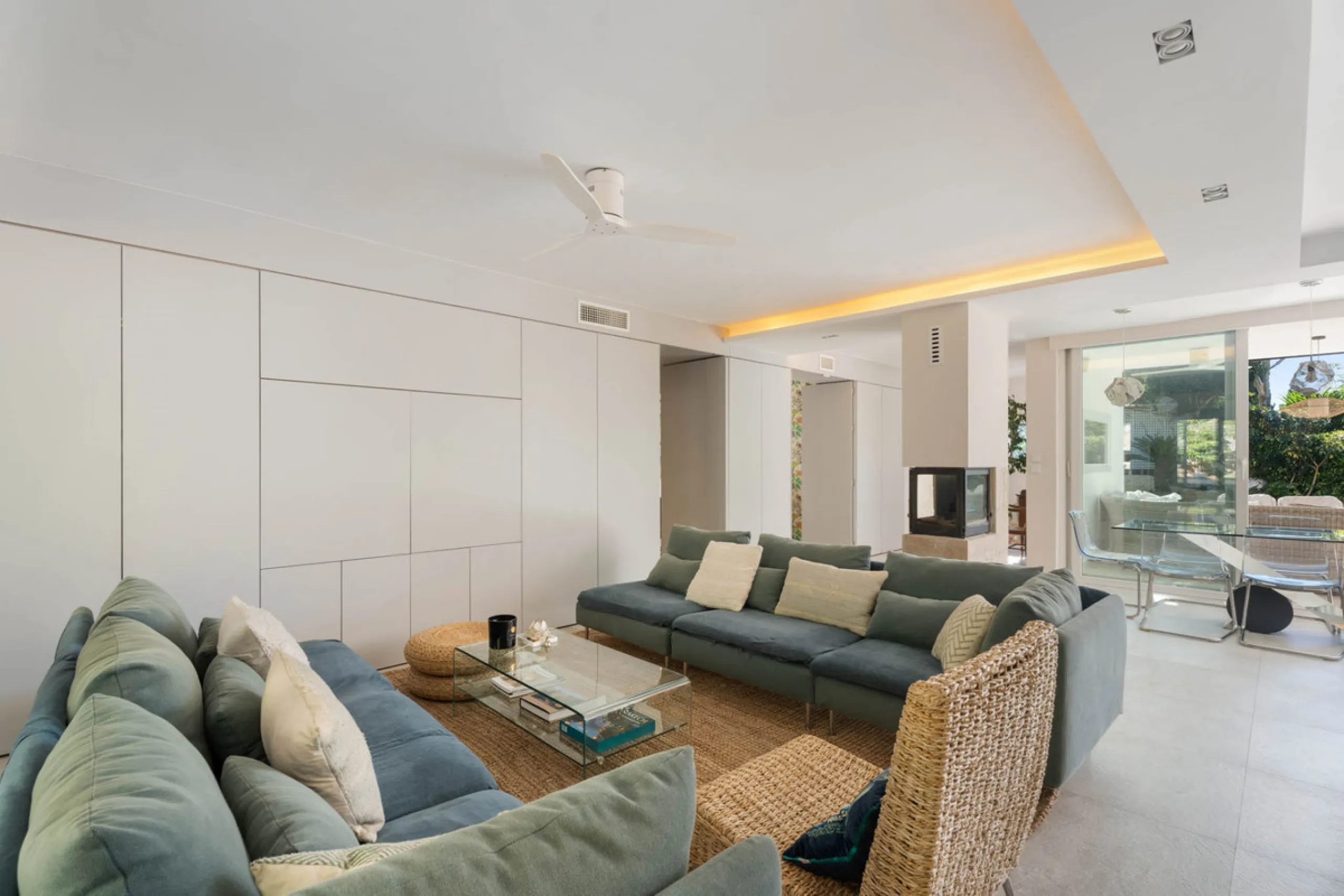 This refined villa in El Rosario offers privacy, comfort and Mediterranean living on a 1,097 m² plot with a total of 342 m² built. Its south-west orientation ensures bright interiors and beautiful sunset views.