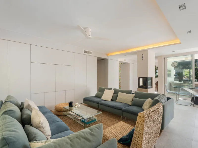 This refined villa in El Rosario offers privacy, comfort and Mediterranean living on a 1,097 m² plot with a total of 342 m² built. Its south-west orientation ensures bright interiors and beautiful sunset views.