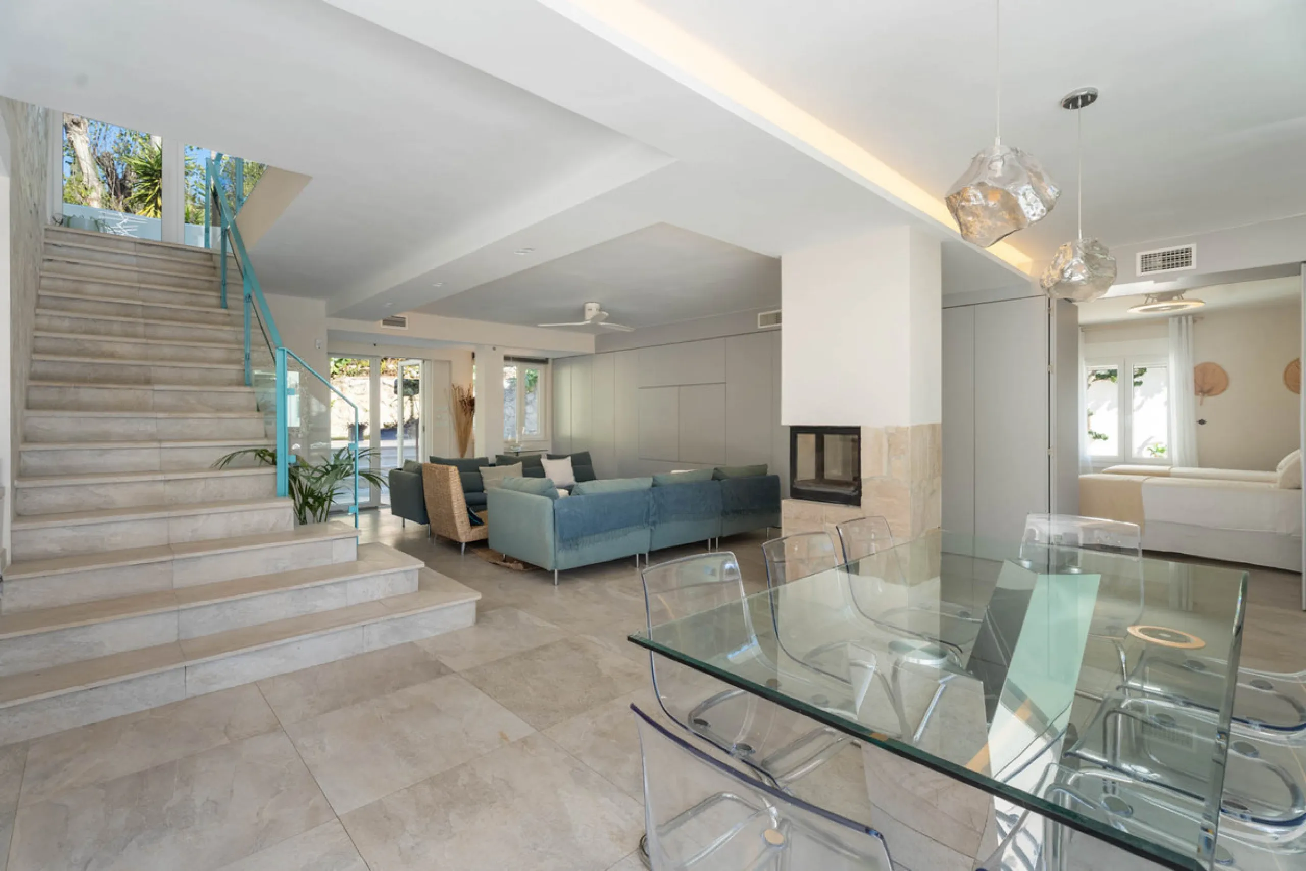 This refined villa in El Rosario offers privacy, comfort and Mediterranean living on a 1,097 m² plot with a total of 342 m² built. Its south-west orientation ensures bright interiors and beautiful sunset views.