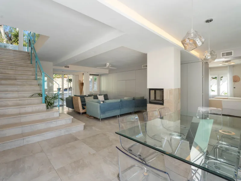 This refined villa in El Rosario offers privacy, comfort and Mediterranean living on a 1,097 m² plot with a total of 342 m² built. Its south-west orientation ensures bright interiors and beautiful sunset views.