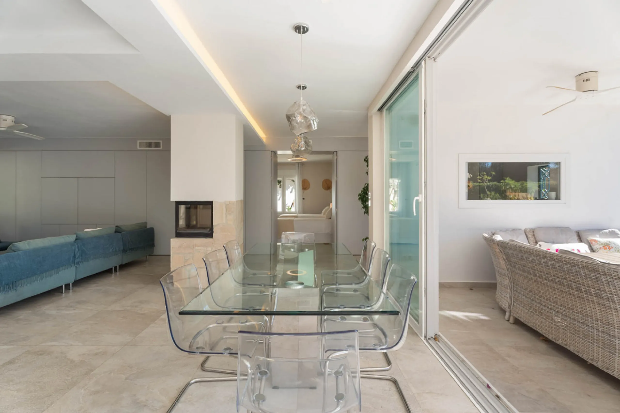 This refined villa in El Rosario offers privacy, comfort and Mediterranean living on a 1,097 m² plot with a total of 342 m² built. Its south-west orientation ensures bright interiors and beautiful sunset views.
