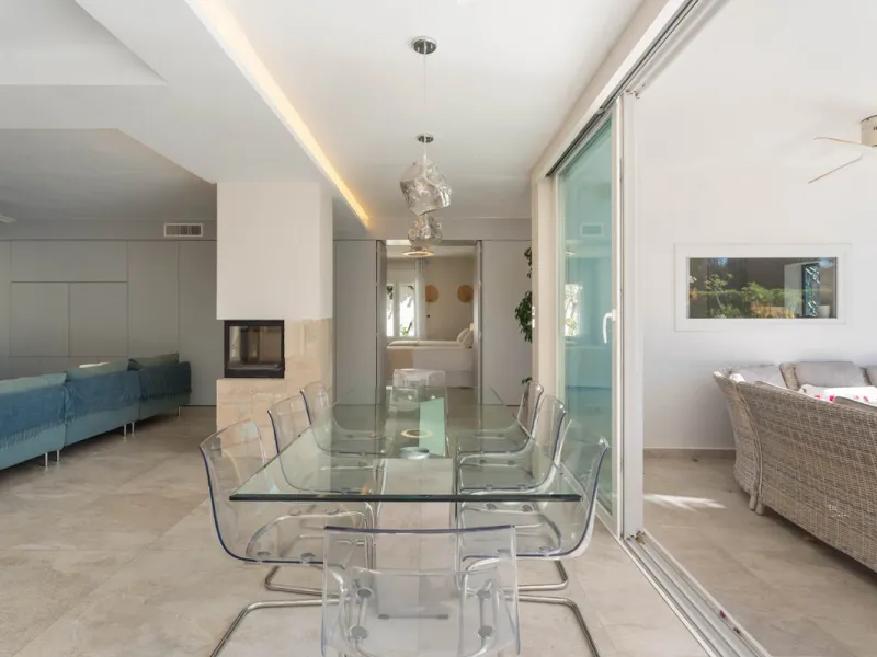 This refined villa in El Rosario offers privacy, comfort and Mediterranean living on a 1,097 m² plot with a total of 342 m² built. Its south-west orientation ensures bright interiors and beautiful sunset views.