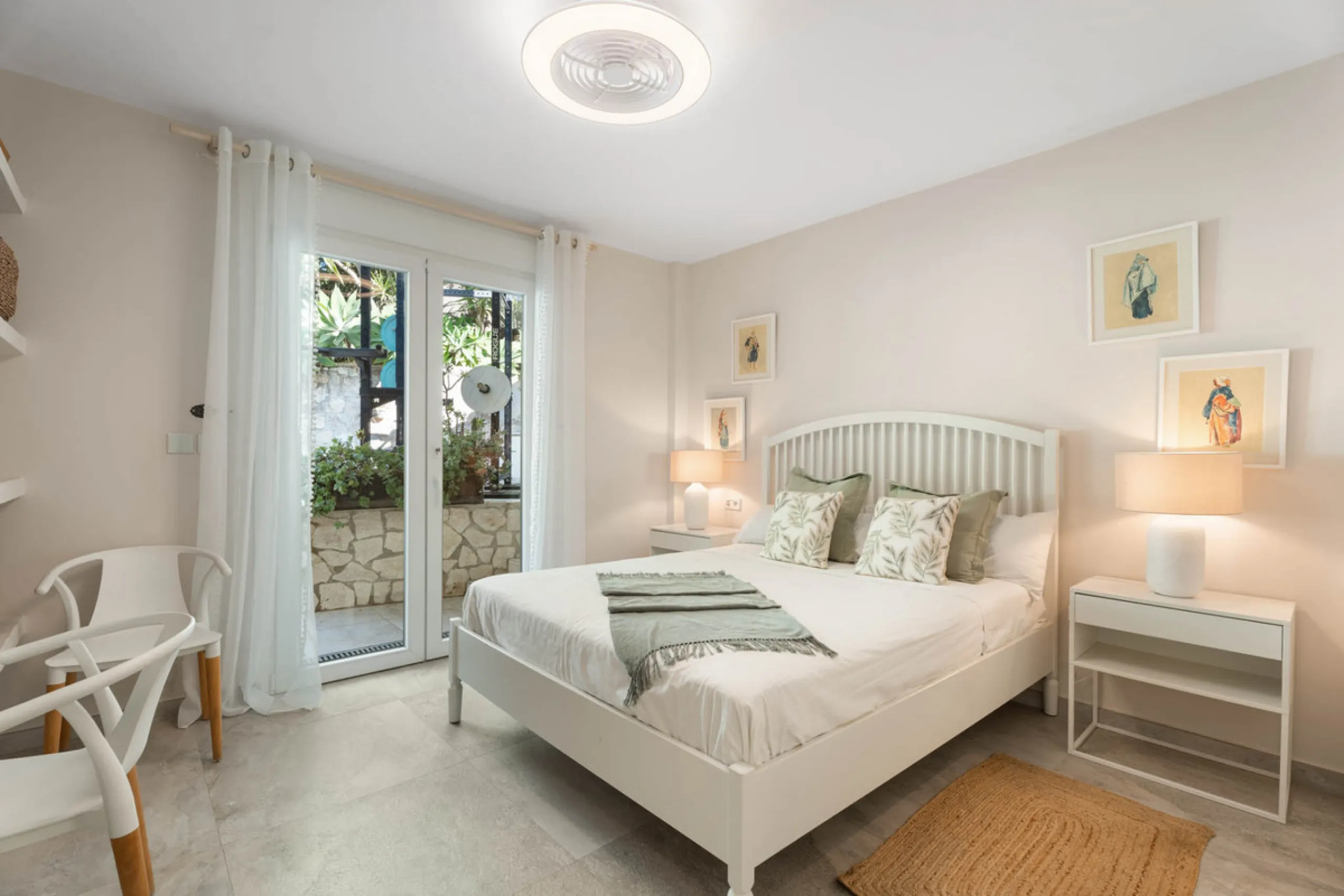 This refined villa in El Rosario offers privacy, comfort and Mediterranean living on a 1,097 m² plot with a total of 342 m² built. Its south-west orientation ensures bright interiors and beautiful sunset views.
