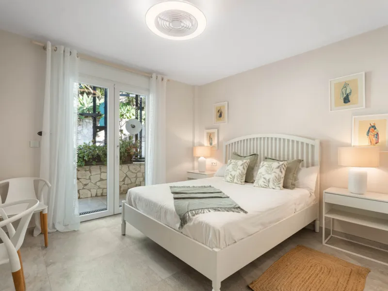 This refined villa in El Rosario offers privacy, comfort and Mediterranean living on a 1,097 m² plot with a total of 342 m² built. Its south-west orientation ensures bright interiors and beautiful sunset views.