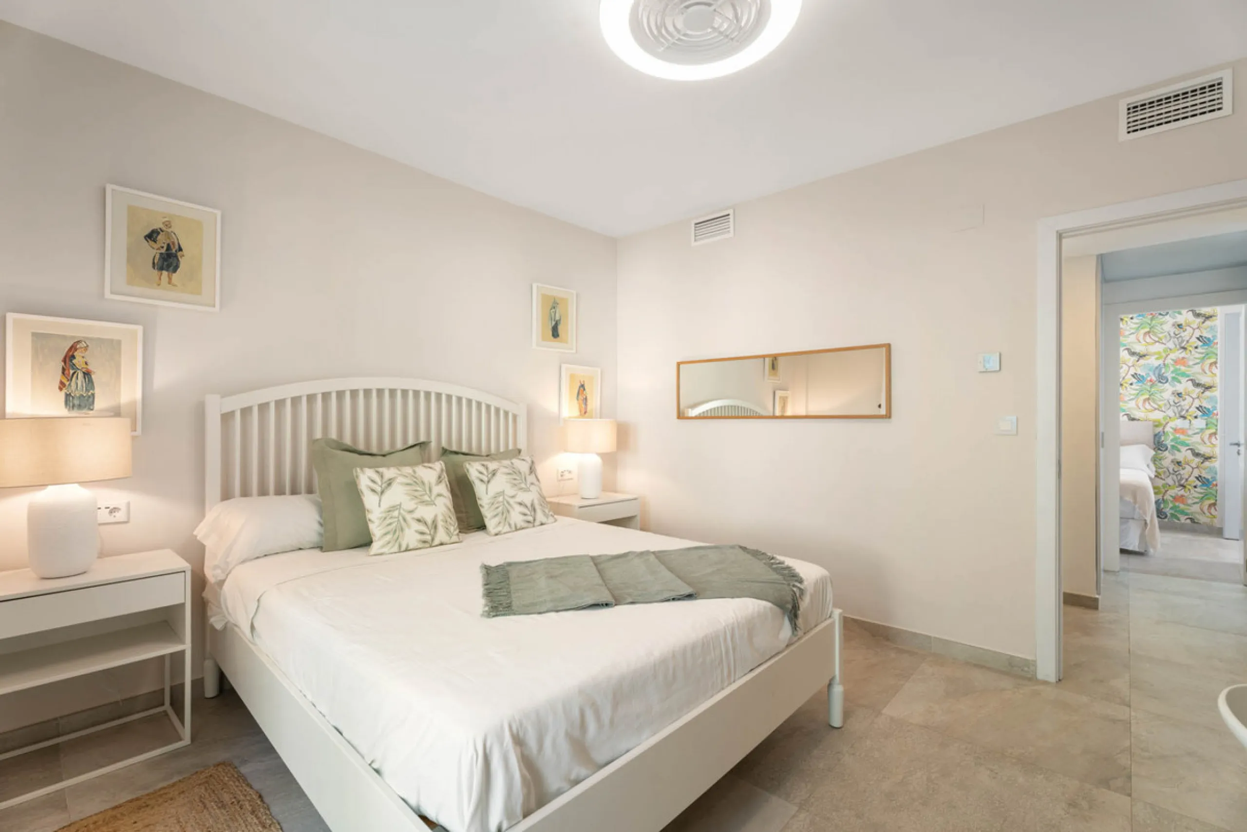 This refined villa in El Rosario offers privacy, comfort and Mediterranean living on a 1,097 m² plot with a total of 342 m² built. Its south-west orientation ensures bright interiors and beautiful sunset views.