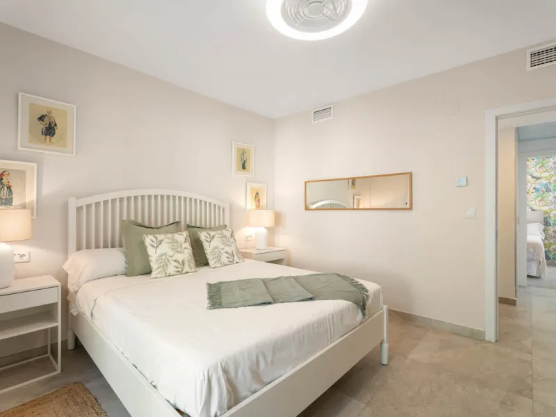 This refined villa in El Rosario offers privacy, comfort and Mediterranean living on a 1,097 m² plot with a total of 342 m² built. Its south-west orientation ensures bright interiors and beautiful sunset views.