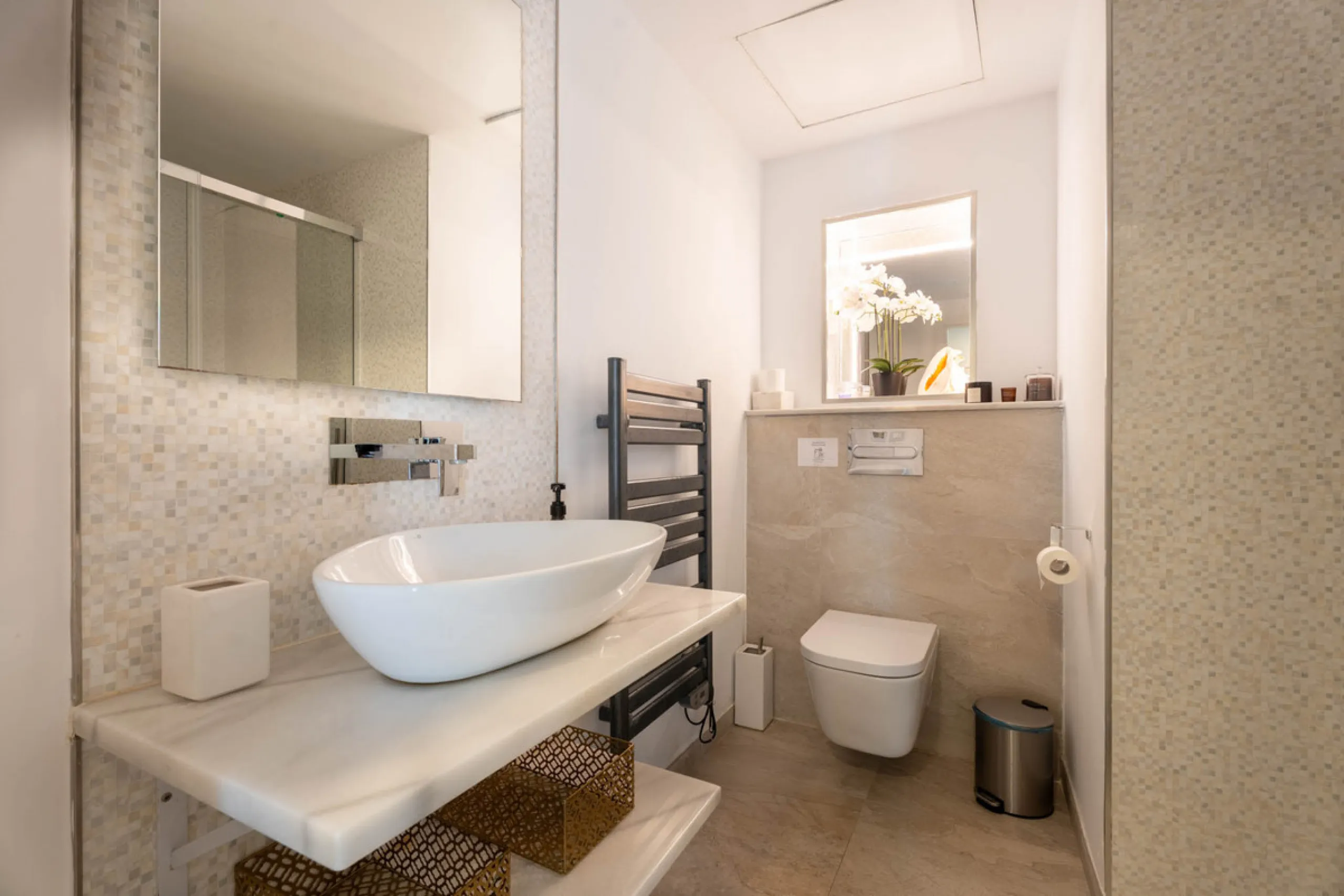 This refined villa in El Rosario offers privacy, comfort and Mediterranean living on a 1,097 m² plot with a total of 342 m² built. Its south-west orientation ensures bright interiors and beautiful sunset views.