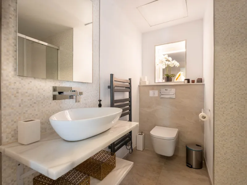 This refined villa in El Rosario offers privacy, comfort and Mediterranean living on a 1,097 m² plot with a total of 342 m² built. Its south-west orientation ensures bright interiors and beautiful sunset views.