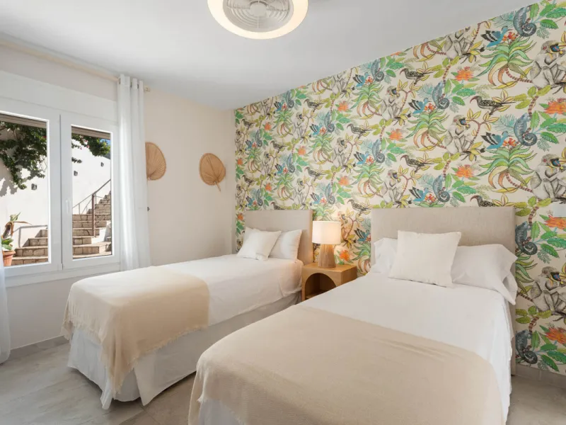 This refined villa in El Rosario offers privacy, comfort and Mediterranean living on a 1,097 m² plot with a total of 342 m² built. Its south-west orientation ensures bright interiors and beautiful sunset views.