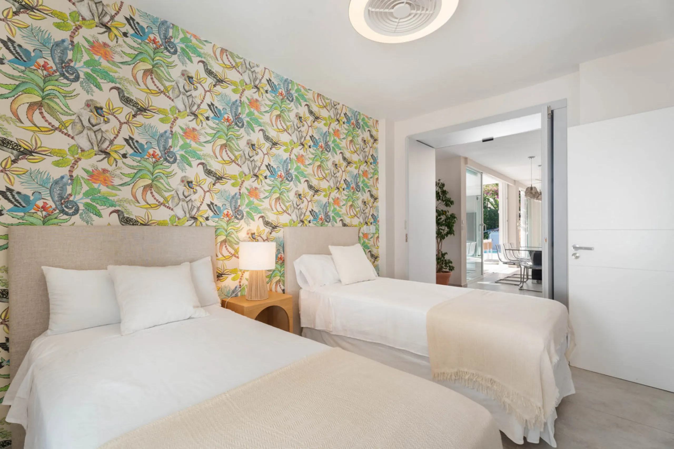 This refined villa in El Rosario offers privacy, comfort and Mediterranean living on a 1,097 m² plot with a total of 342 m² built. Its south-west orientation ensures bright interiors and beautiful sunset views.