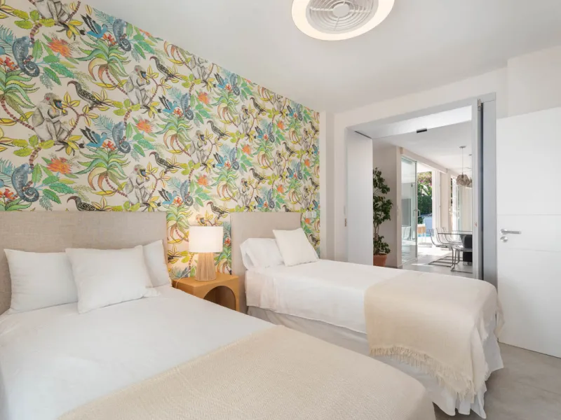 This refined villa in El Rosario offers privacy, comfort and Mediterranean living on a 1,097 m² plot with a total of 342 m² built. Its south-west orientation ensures bright interiors and beautiful sunset views.