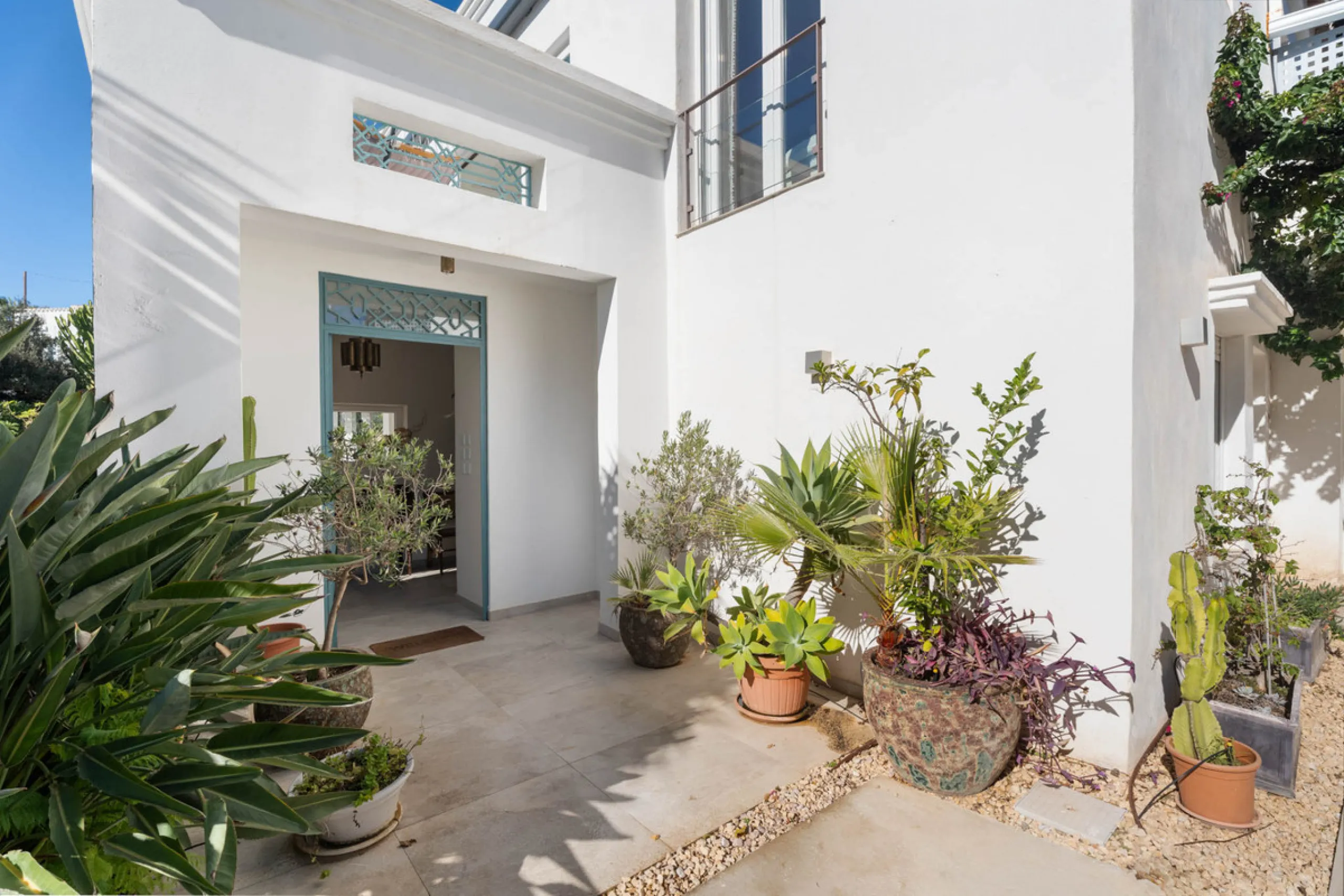 This refined villa in El Rosario offers privacy, comfort and Mediterranean living on a 1,097 m² plot with a total of 342 m² built. Its south-west orientation ensures bright interiors and beautiful sunset views.