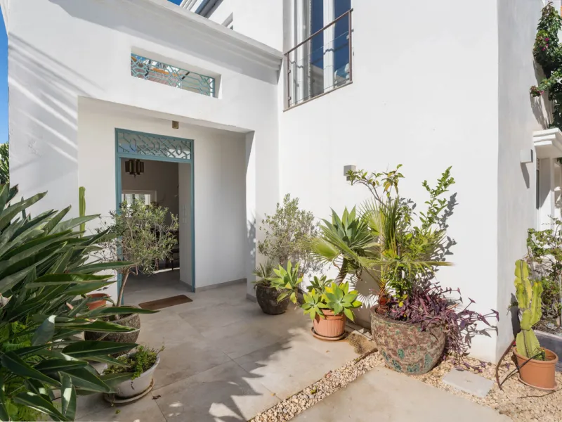 This refined villa in El Rosario offers privacy, comfort and Mediterranean living on a 1,097 m² plot with a total of 342 m² built. Its south-west orientation ensures bright interiors and beautiful sunset views.