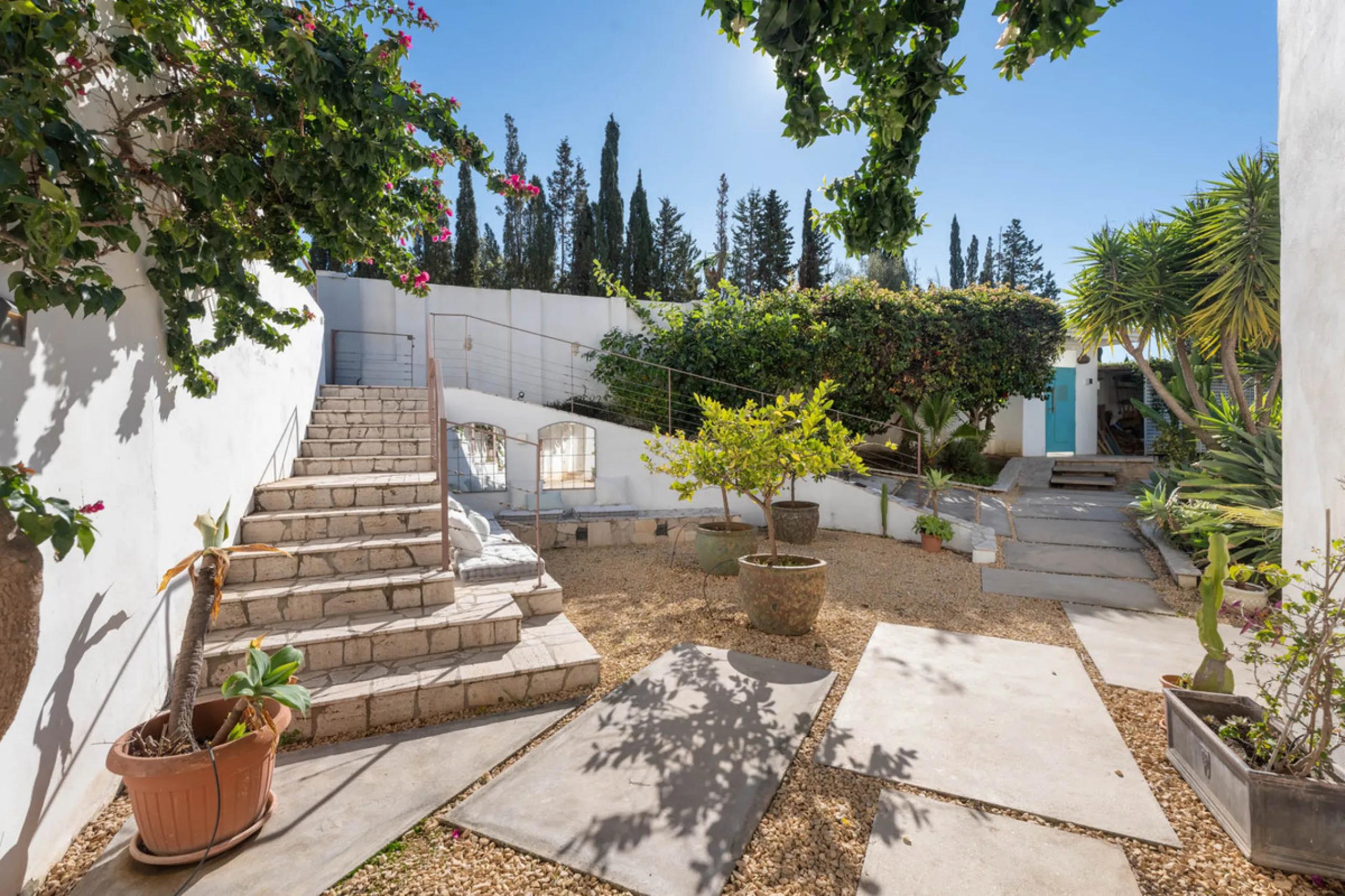This refined villa in El Rosario offers privacy, comfort and Mediterranean living on a 1,097 m² plot with a total of 342 m² built. Its south-west orientation ensures bright interiors and beautiful sunset views.