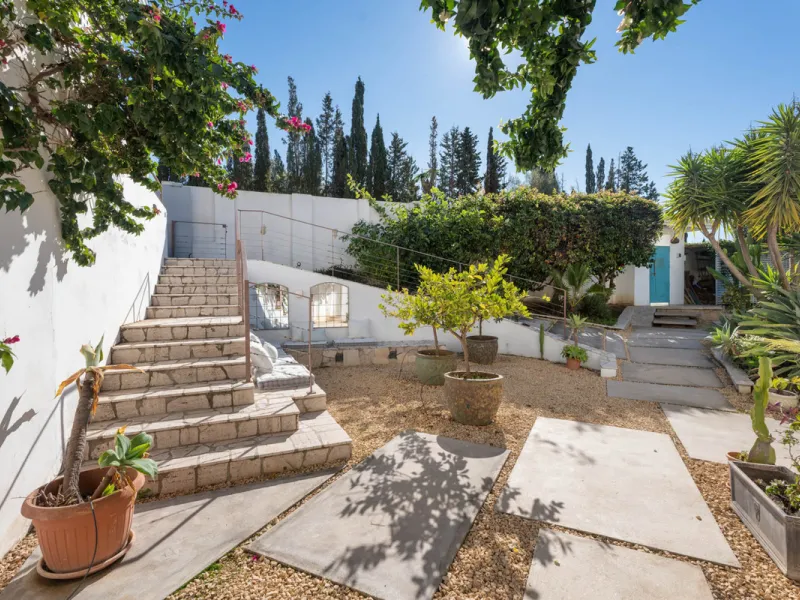 This refined villa in El Rosario offers privacy, comfort and Mediterranean living on a 1,097 m² plot with a total of 342 m² built. Its south-west orientation ensures bright interiors and beautiful sunset views.