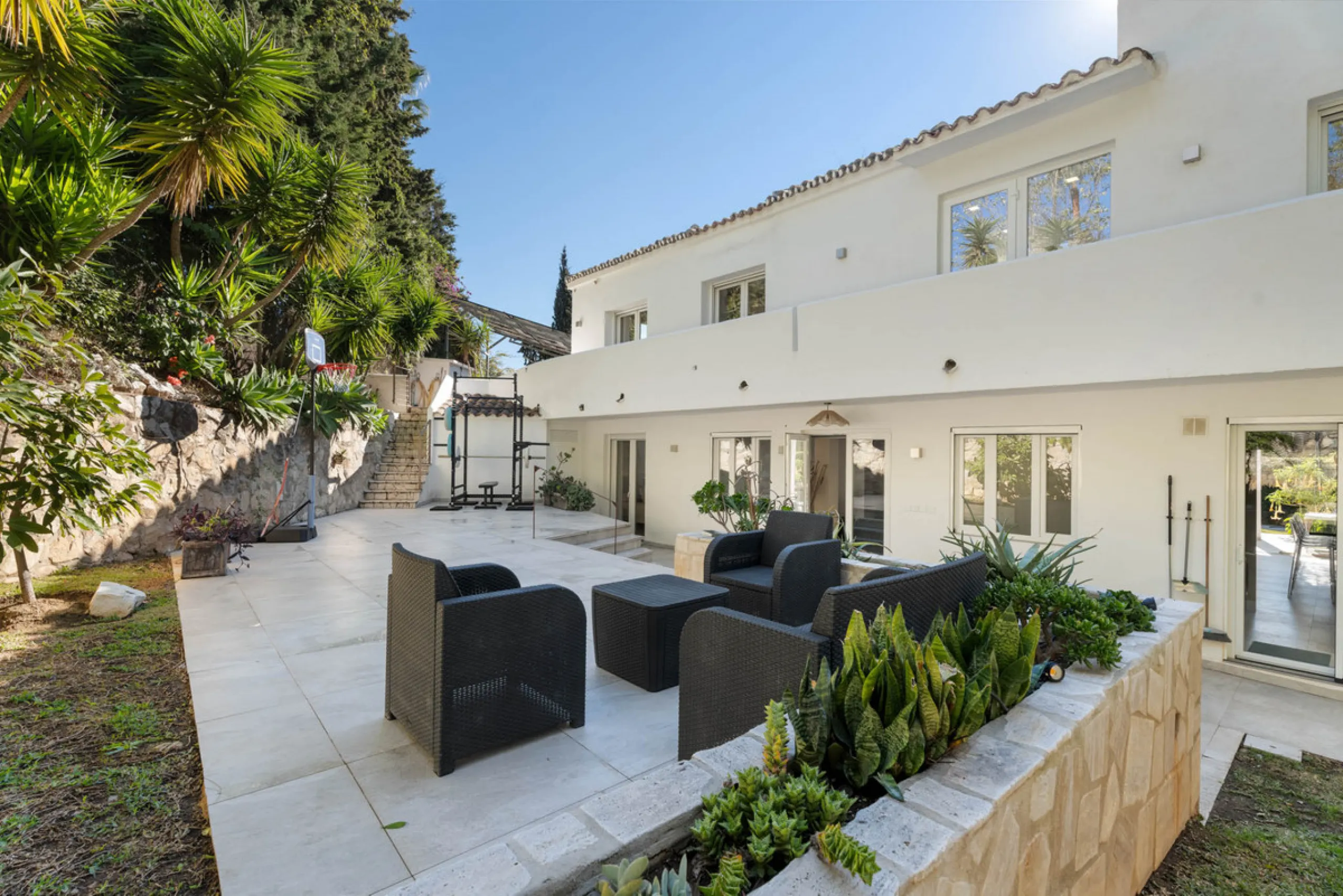 This refined villa in El Rosario offers privacy, comfort and Mediterranean living on a 1,097 m² plot with a total of 342 m² built. Its south-west orientation ensures bright interiors and beautiful sunset views.